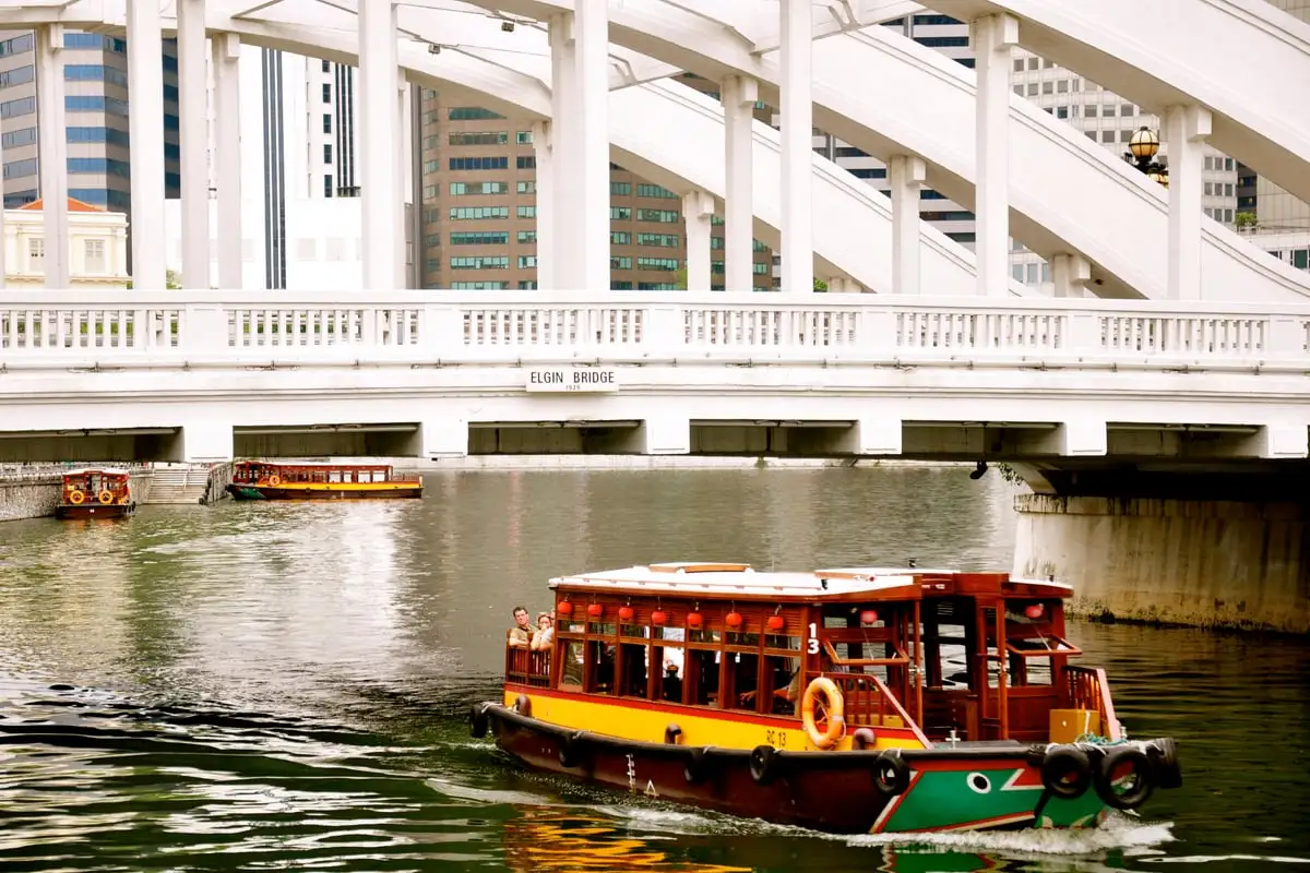A bumboat passing under Elgin Bridge on the Singapore River